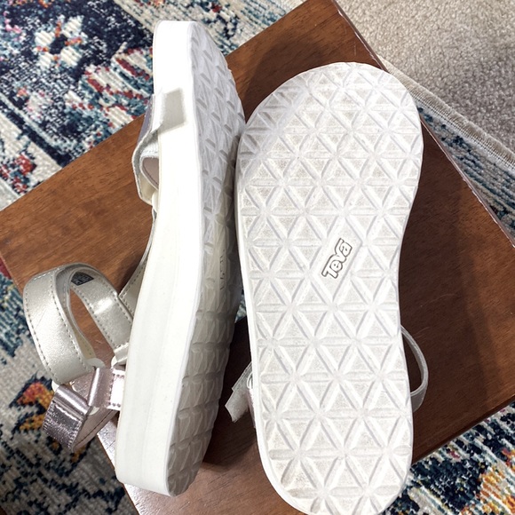 PRICE FIRM! Teva - Pearl Midform Universal Shimmer SIZE 10 - Picture 2 of 3